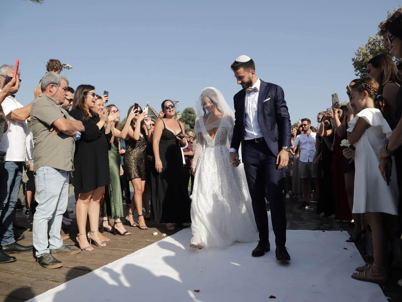 עומר טופז ובר כאשי צועדים אל החופה. צילום: פז בר