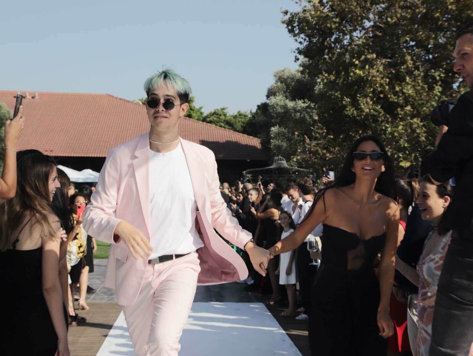 יונתן, הבן מאימא רוני חן, צועד אל החופה. צילום: פז בר