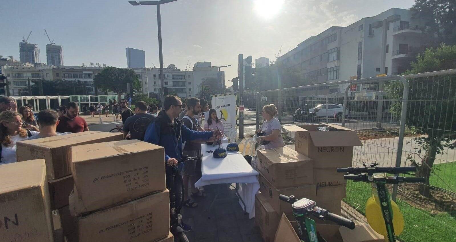 נקודת חלוקת קסדות בחינם בתל אביב הבוקר. צילום: עמותת מפתח לב הזהב
