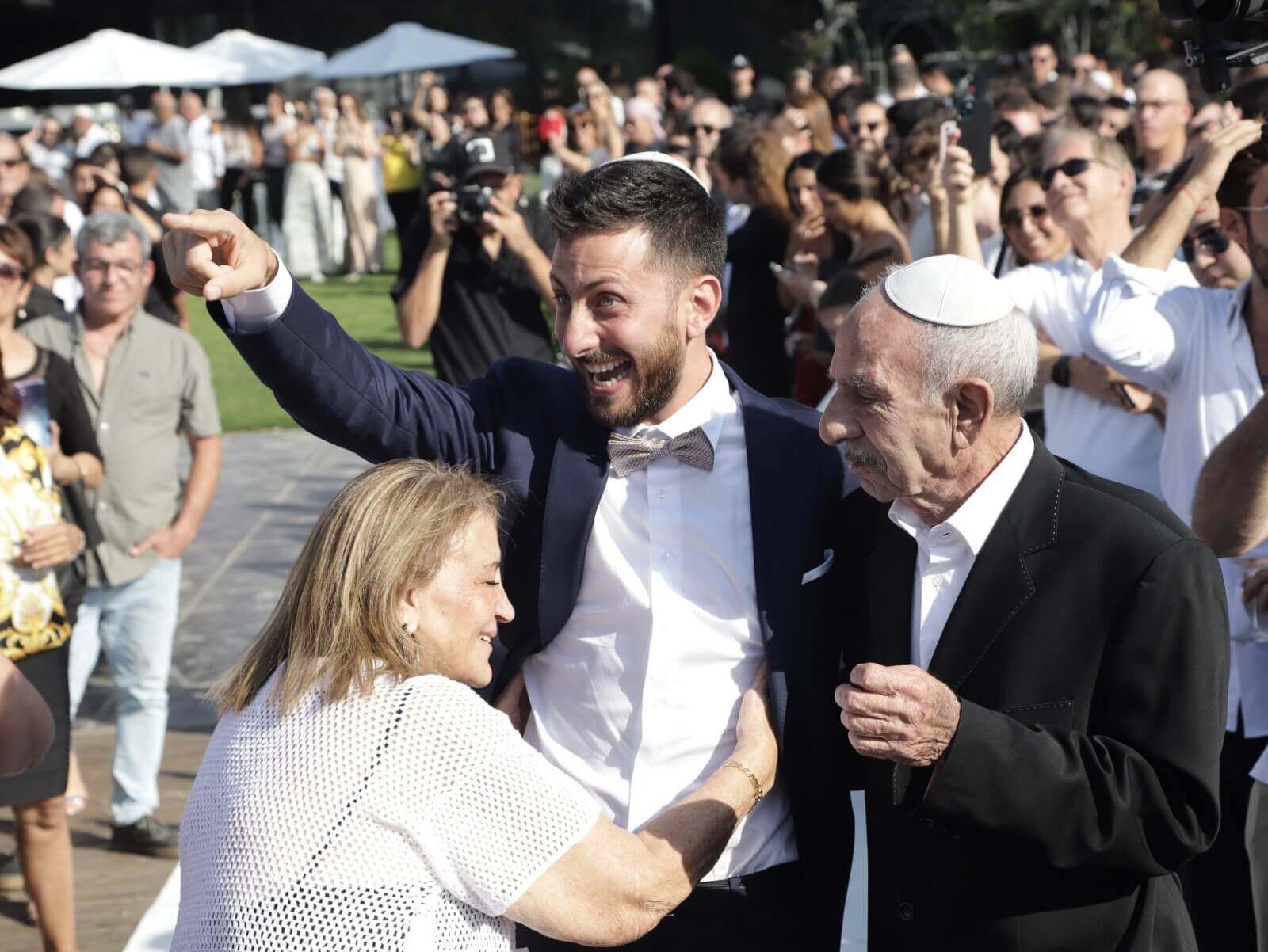 חיבוק מסבתא מרים, אימא של דליה בר שישת ז"ל. צילום: פז בר