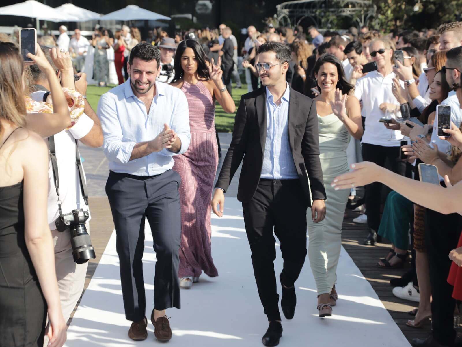 דניאל, האח מאימא מטי הלחמי, וחברים. צילום: פז בר