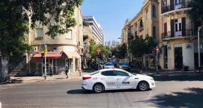 מונית ברחוב אלנבי, תל אביב. צילום אביה בן דוד