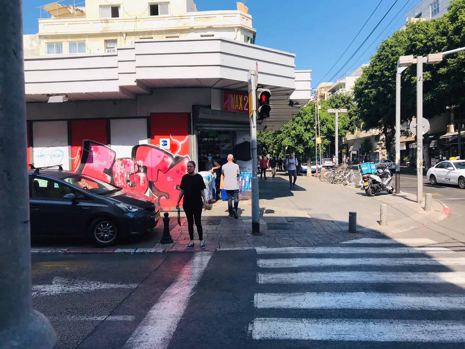 מעבר חציה, אור אדום ברחוב אלנבי, תל אביב. צילום: אביה בן דוד