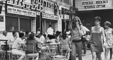 רחוב דיזינגוף, תל אביב. שחור לבן. מתוך התערוכה. צילום: יעל רוזן