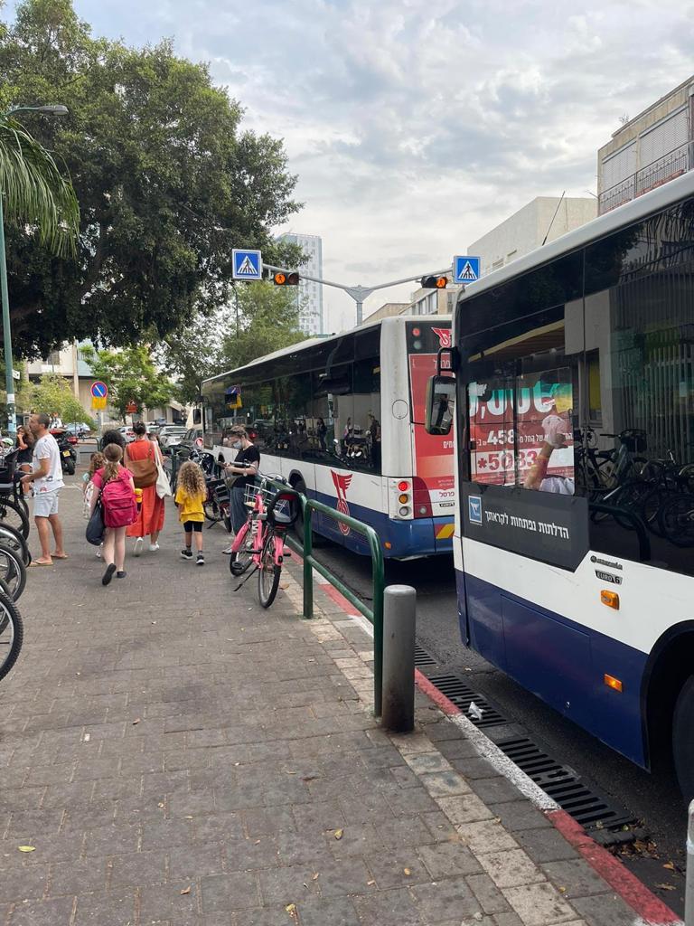 רחוב אד"ם הכהן ליד בית הספר גרץ עמוס באוטובוסים