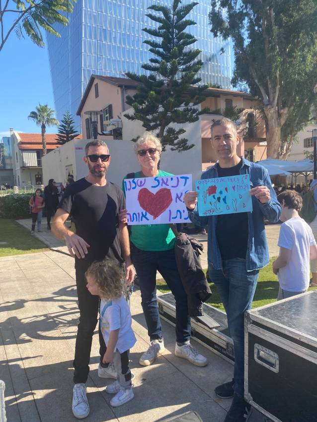 מימין: יהלי סובול, ברי סחרוף, ושלומי שבן בהפגנה נגד הגירוש של הילדה דניאל לב. צילום: שלי זיו