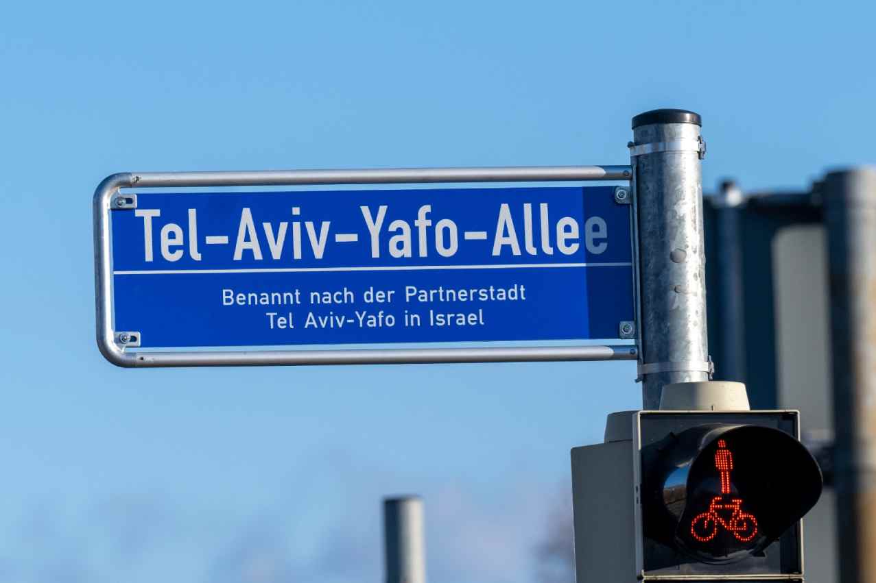 שלט רחוב כחול בשדרת תל אביב יפו בפרייבורג גרמניה