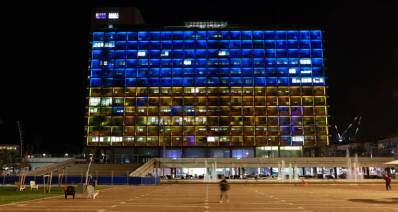 בניין עיריית תל אביב מואר בצבעי דגל אוקראינה. צילום: גיא יחיאלי