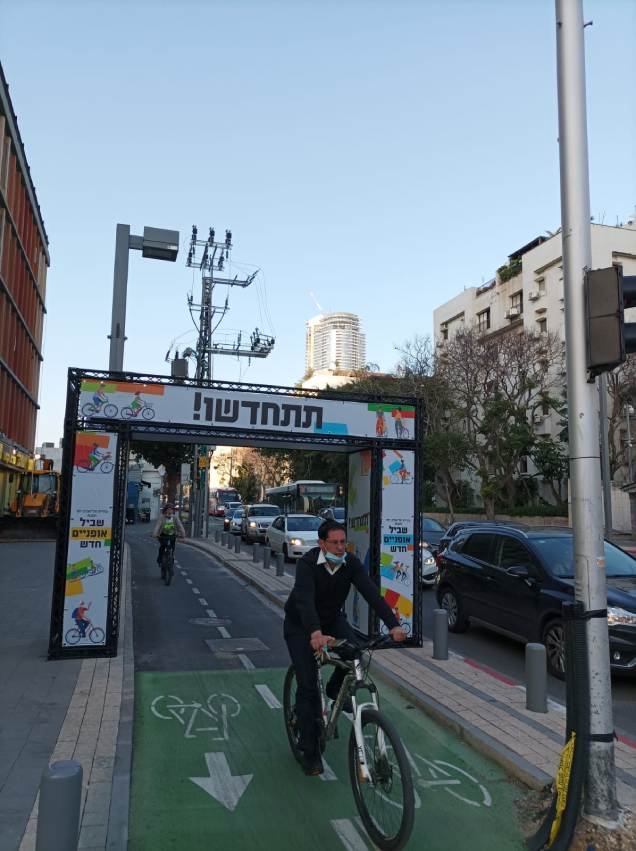 שערים צבעוניים מבשרים על נתיב אופניים חדש ברחוב יגאל אלון במזרח העיר. צילום: באדיבות עיריית תל אביב -יפו