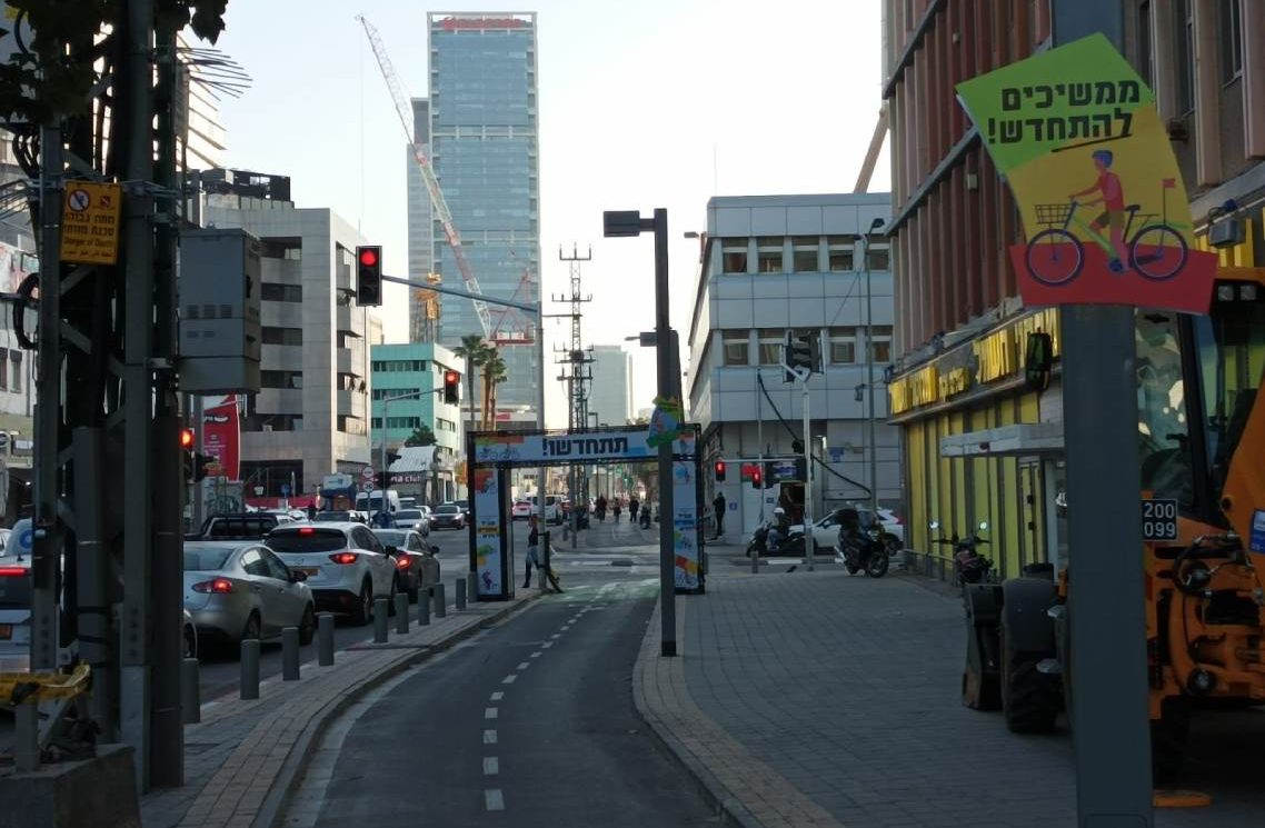 שערים צבעוניים מבשרים על נתיב אופניים חדש ברחוב יגאל אלון במזרח העיר. צילום: באדיבות עיריית תל אביב -יפו