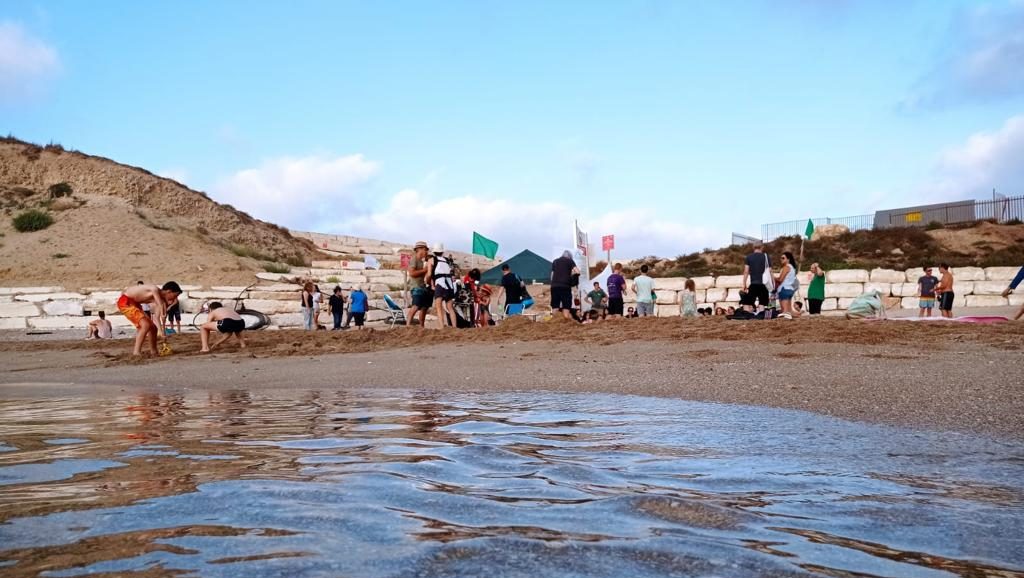 מחאה בחוף תל ברוך. צילום: אדם אמסלם, החברה להגנת הטבע.