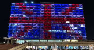 בניין עיריית תל אביב-יפו מואר עם לב אדום לכבודן של משפחות החטופים והנעדרים. צילום: דוברות עיריית תל אביב-יפו
