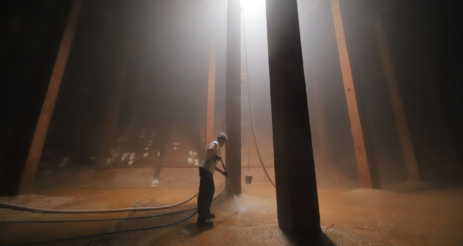 ניקוי וחיטוי בריכת איגום המים ארלוזורוב. צילום: באדיבות מי אביבים