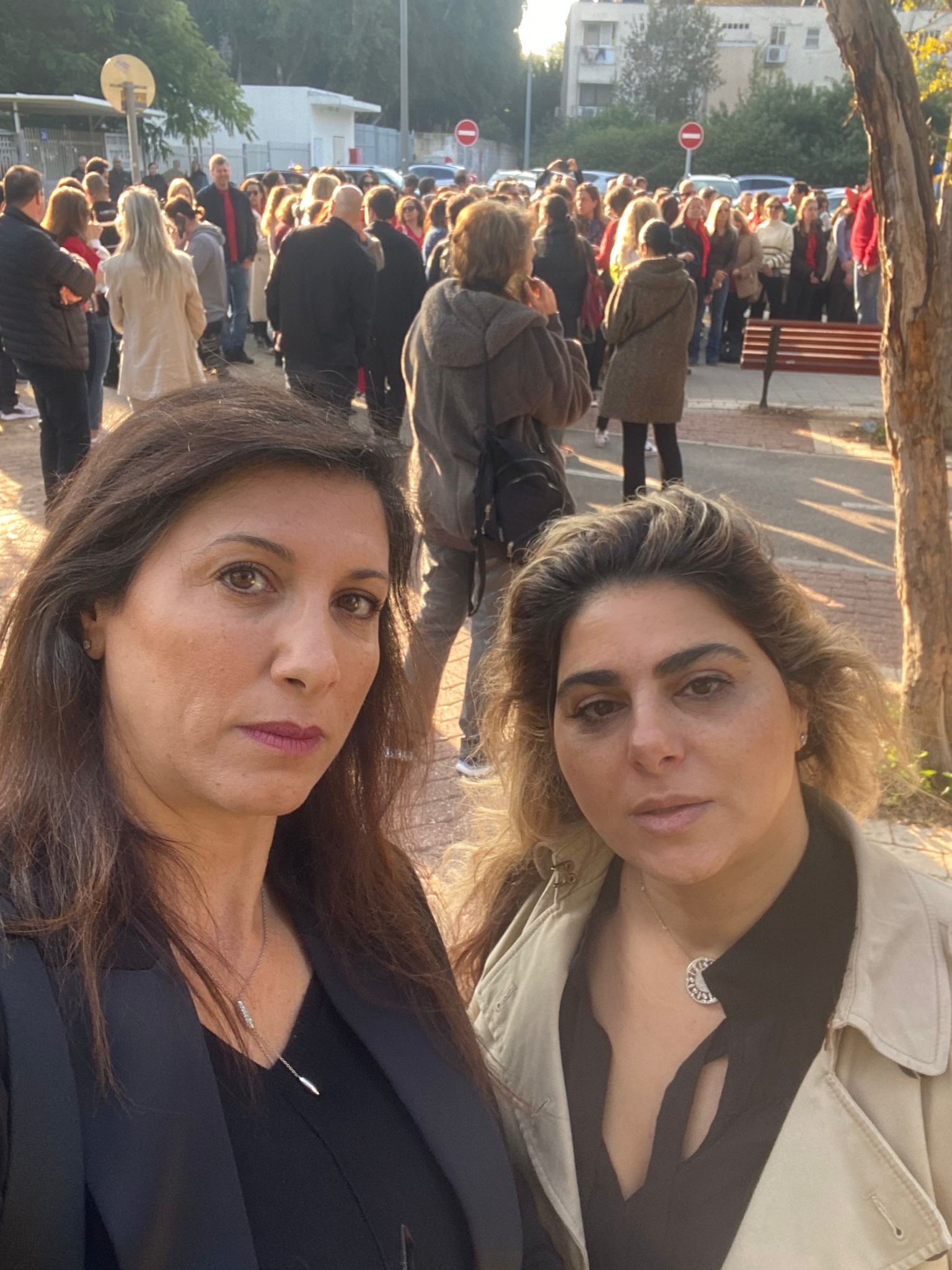 סיגל ויצמן אהרוני עם אמו של החייל המותקף. צילום: פרטי