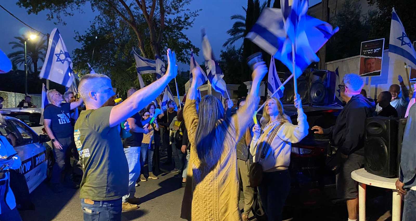 המפגינים מול ביתו של מירילשוילי. צילום: מירית הרצפלד