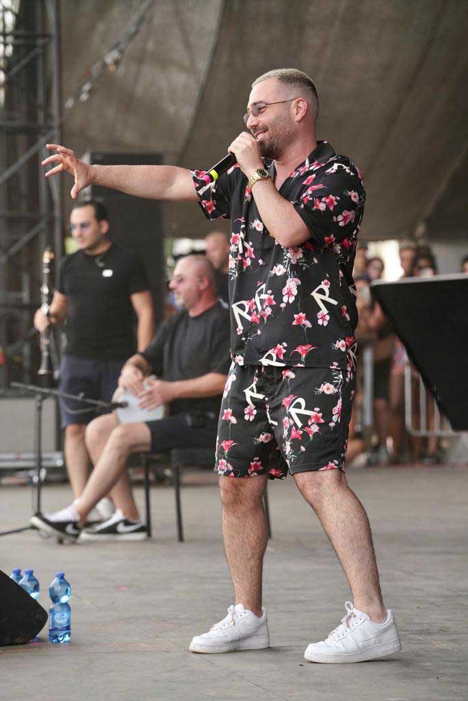 עומר אדם מופיע ביום הגאווה בתל אביב 09.06.2023