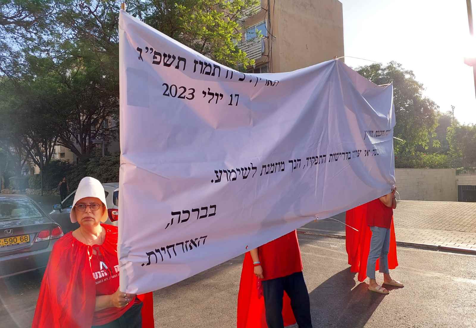 המפגינות מול ביתה של השרה גולן. צילום: יעל שפיצר סטפ