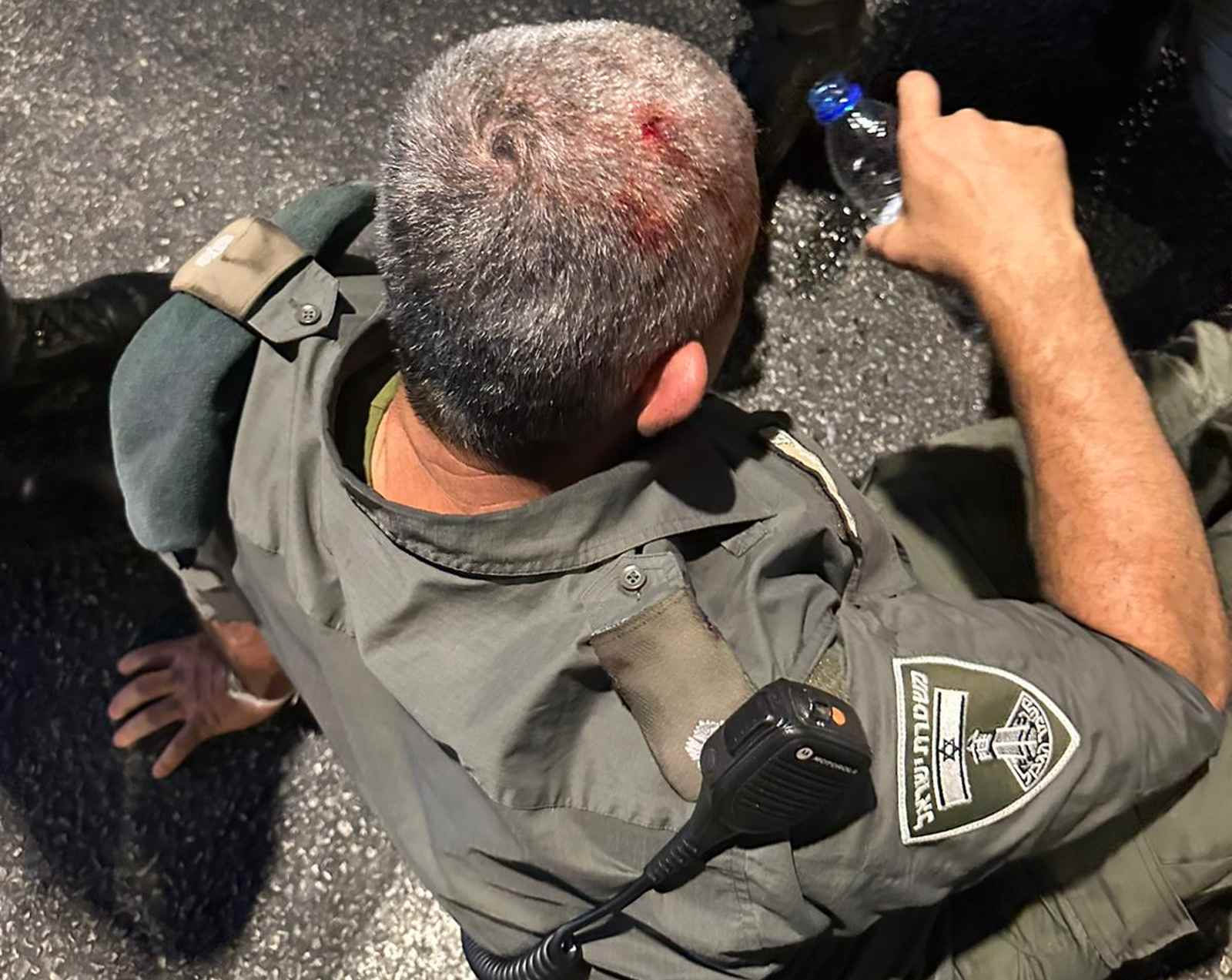 שוטר מג"ב נפצע בראשו במהלך ההפגנה. צילום: דוברות המשטרה