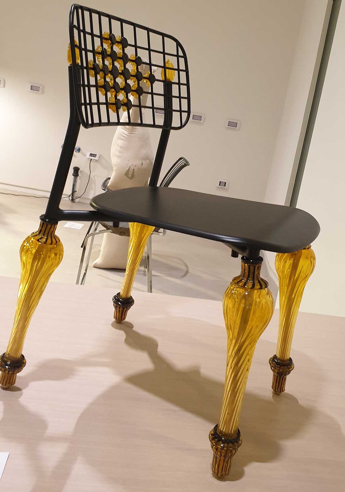 כיסא מעוצב בתערוכת Take a seat