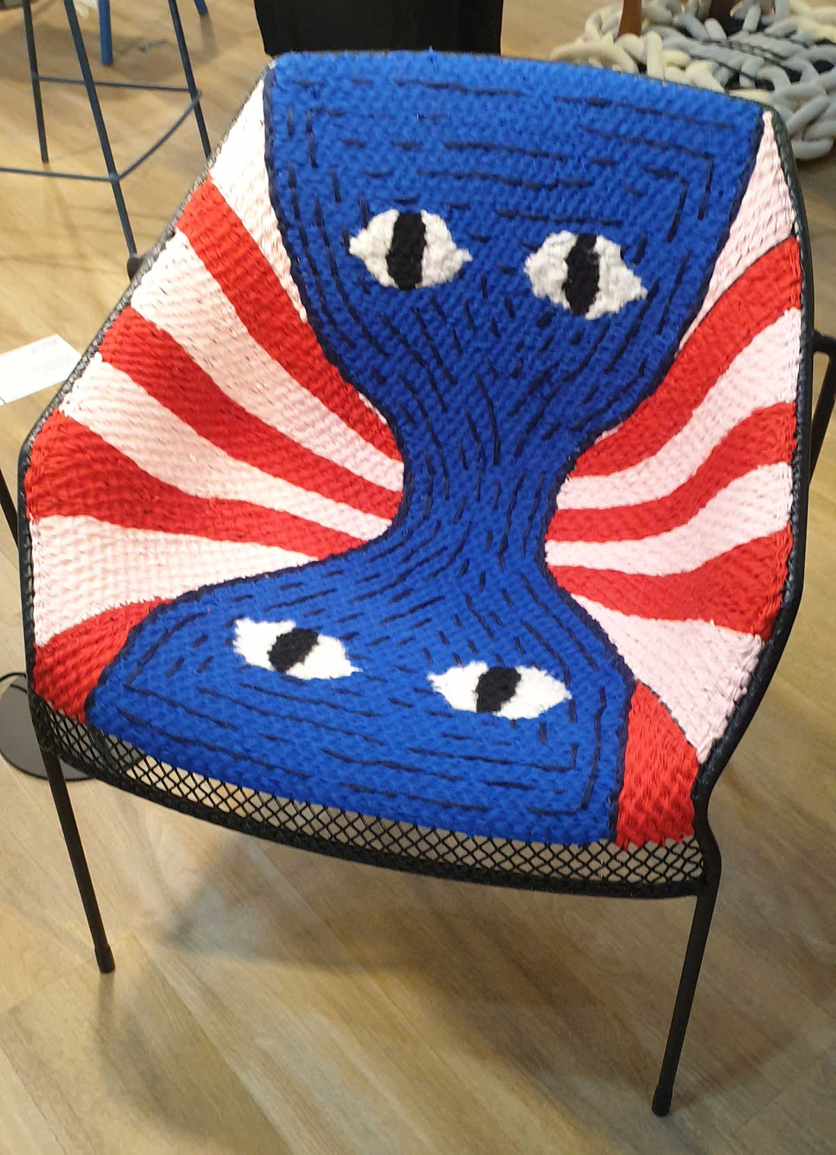 כיסא מעוצב בתערוכת Take a seat