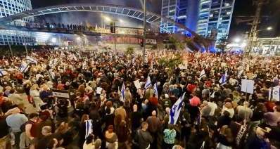 מפגינים למען שחרור החטופים ולהפלת הממשלה מול שער בגין בקפלן, תל אביב
