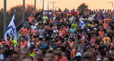 מאות רצים במרוץ הלילה של תל אביב