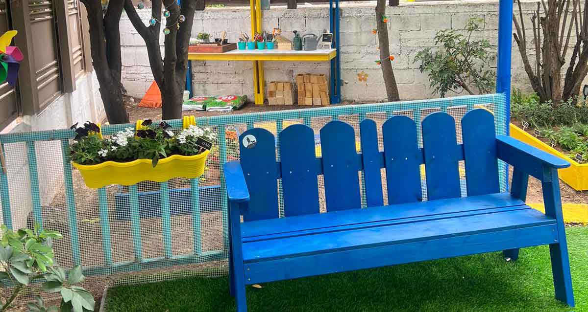 ספסל כחול בבית שי