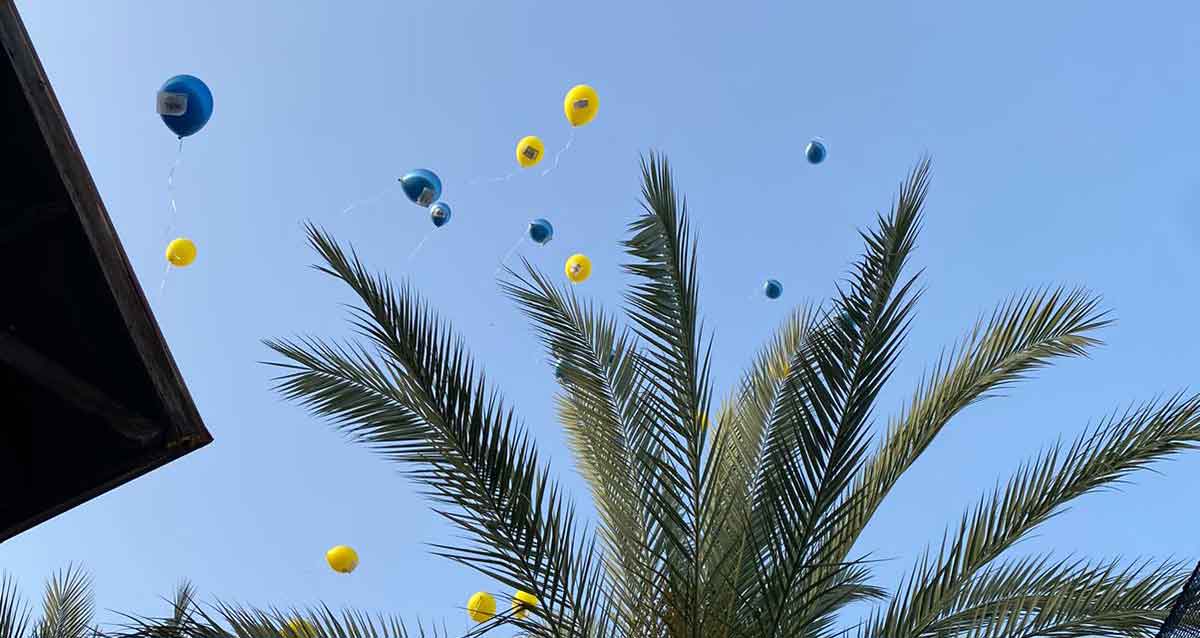 בלונים כחולים צהובים מופרחים בבית שי