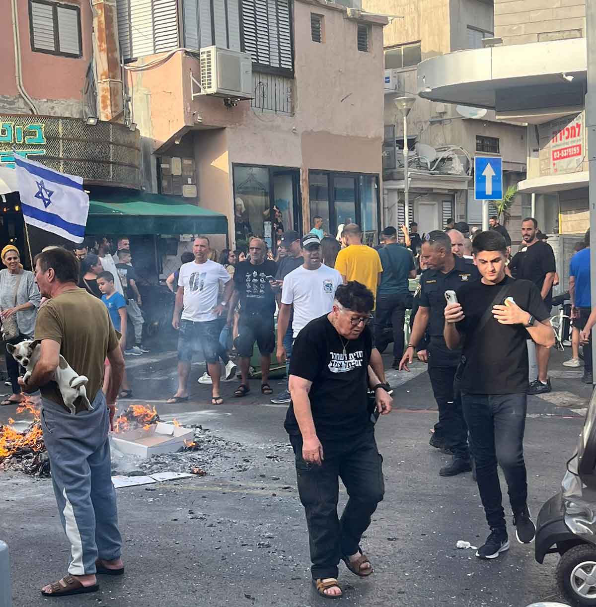 מהומות ומדורה על הכביש בדרום תל אביב. שפי פז ותושבי השכונה נגד האריתראים