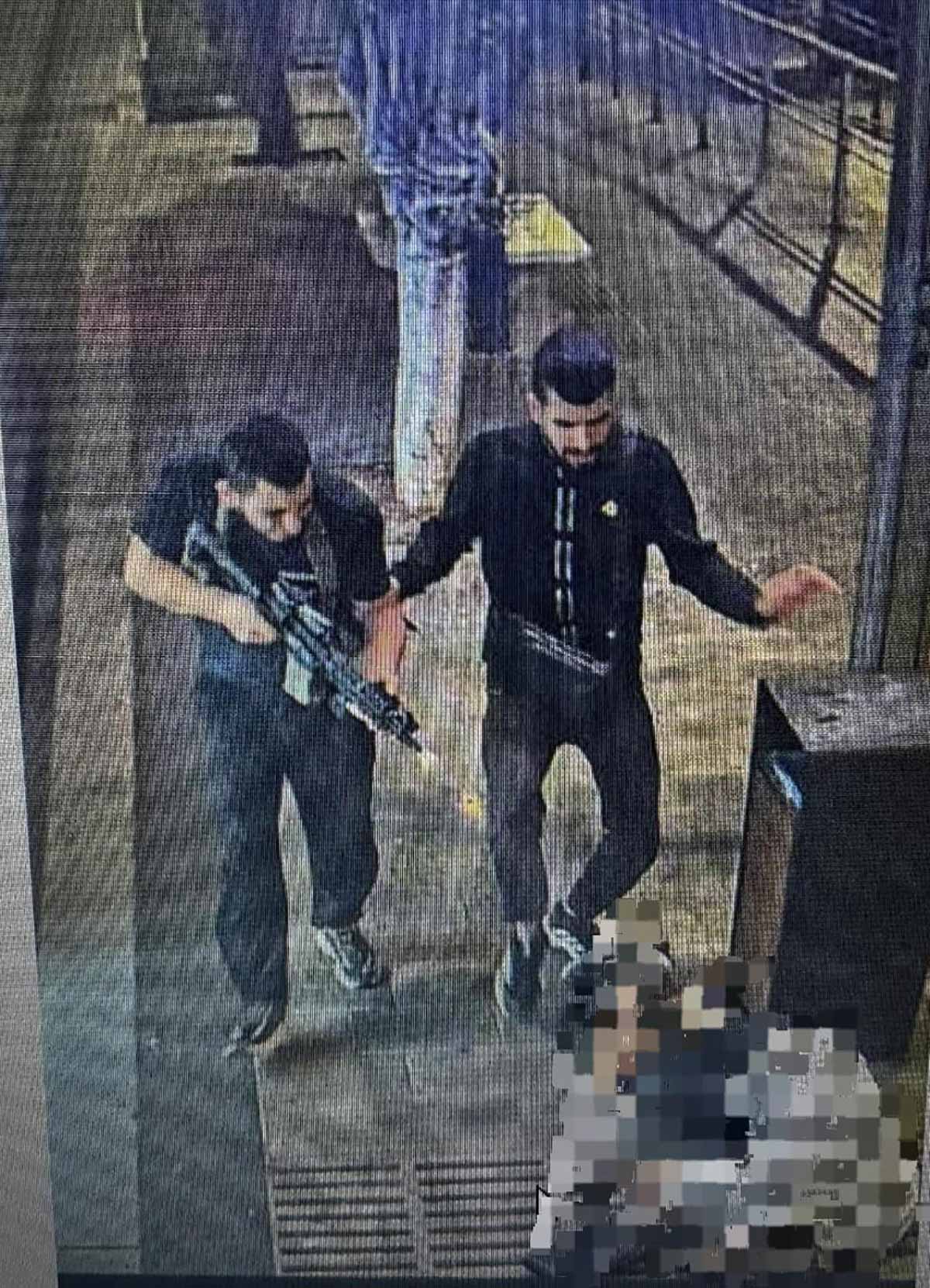 שני המחבלים בשדרות ירושלים ביפו בבגדים שחורים. אחד עם רובה M-16, ועל הרצפה נפגע שתמונתו טושטשה.