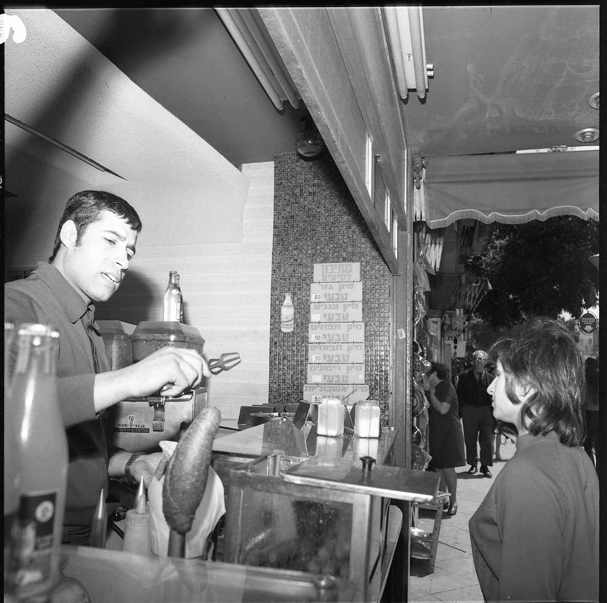 חנות מזון ברחוב אלנבי בשנת 1971