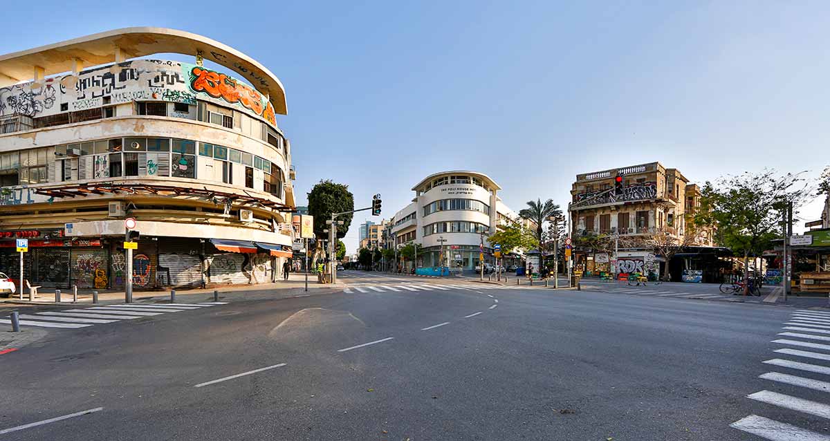 רחוב אלנבי בשנת 2020. בצד שמאל בניין מעוגל בן שלוש קומות וגרפיטי על חזית הקומה השלישית. במרכז בניין דומה, בלי גרפיטי. ומימין בניין ישן בן שלוש קומות. הכביש ריק ממכוניות.