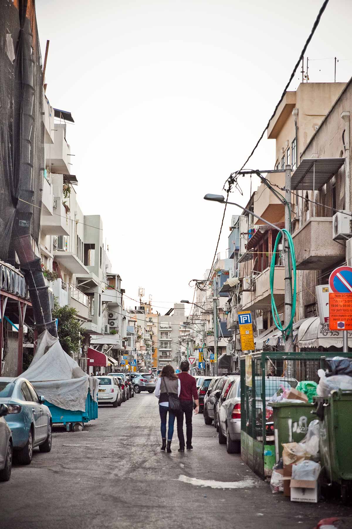 סגירת רחוב לוינסקי למדרחוב בשנת 2019. מכוניות חונות בשני צידי הרחוב. זוג צועד באמצע הרחוב.