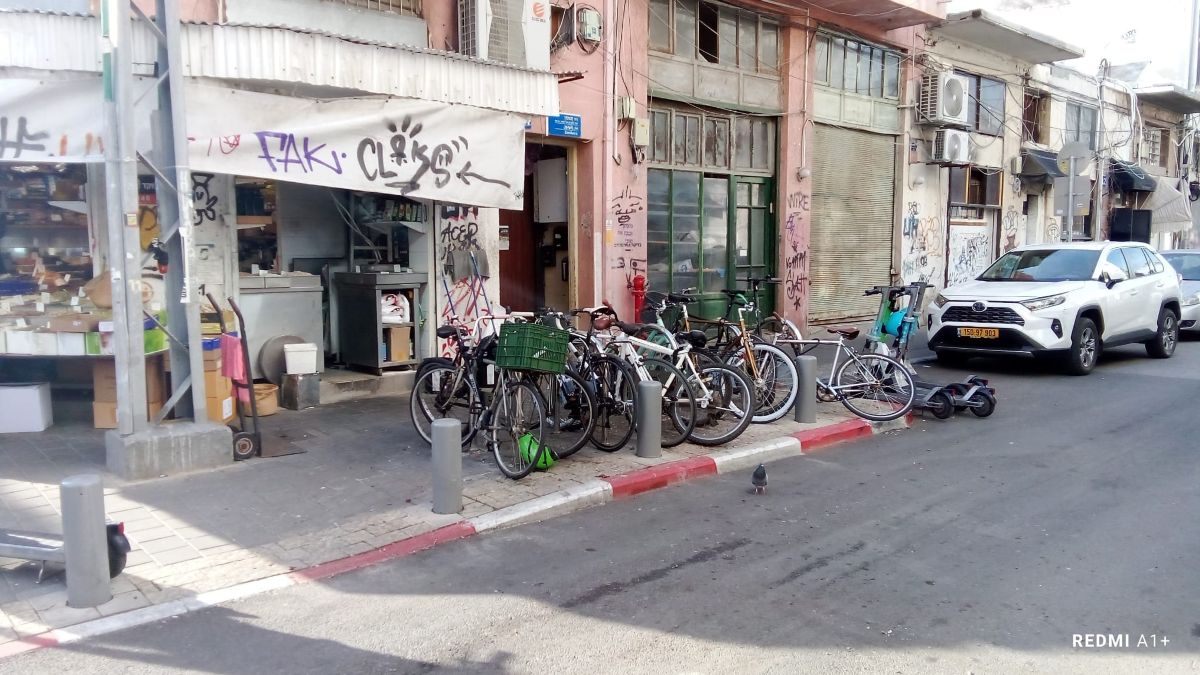 חניות אופניים ברחוב לוינסקי. צילום: פביו שיינקמן שחר