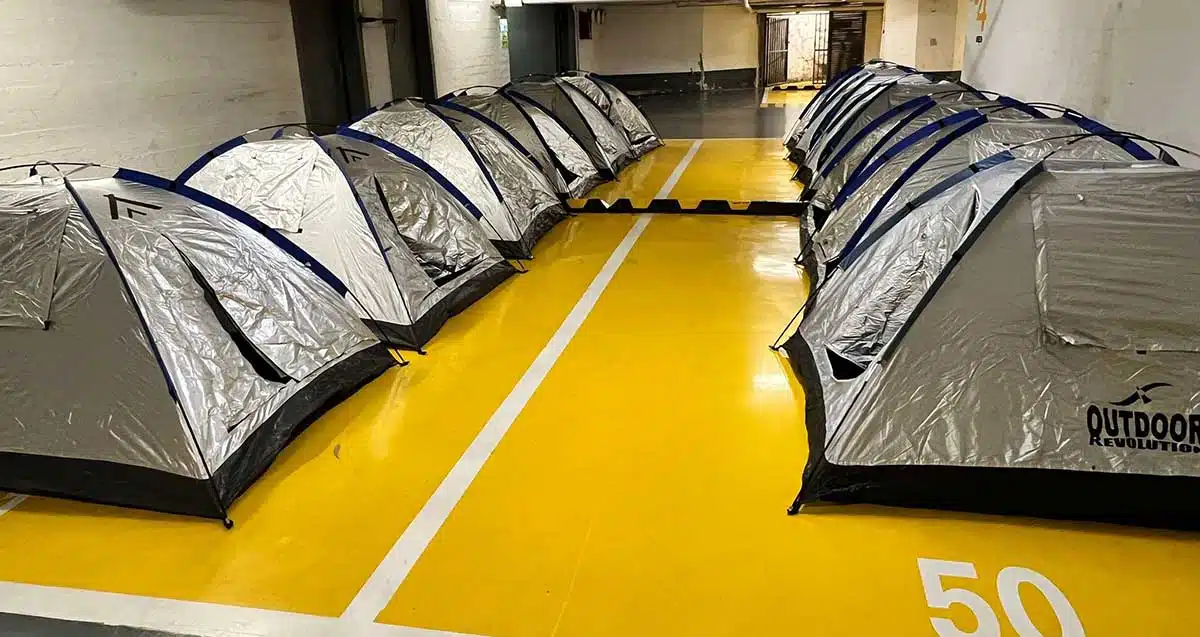 מקלט ציבורי בחניון דיזנגוף סנטר. שתי שורות של אוהלים.