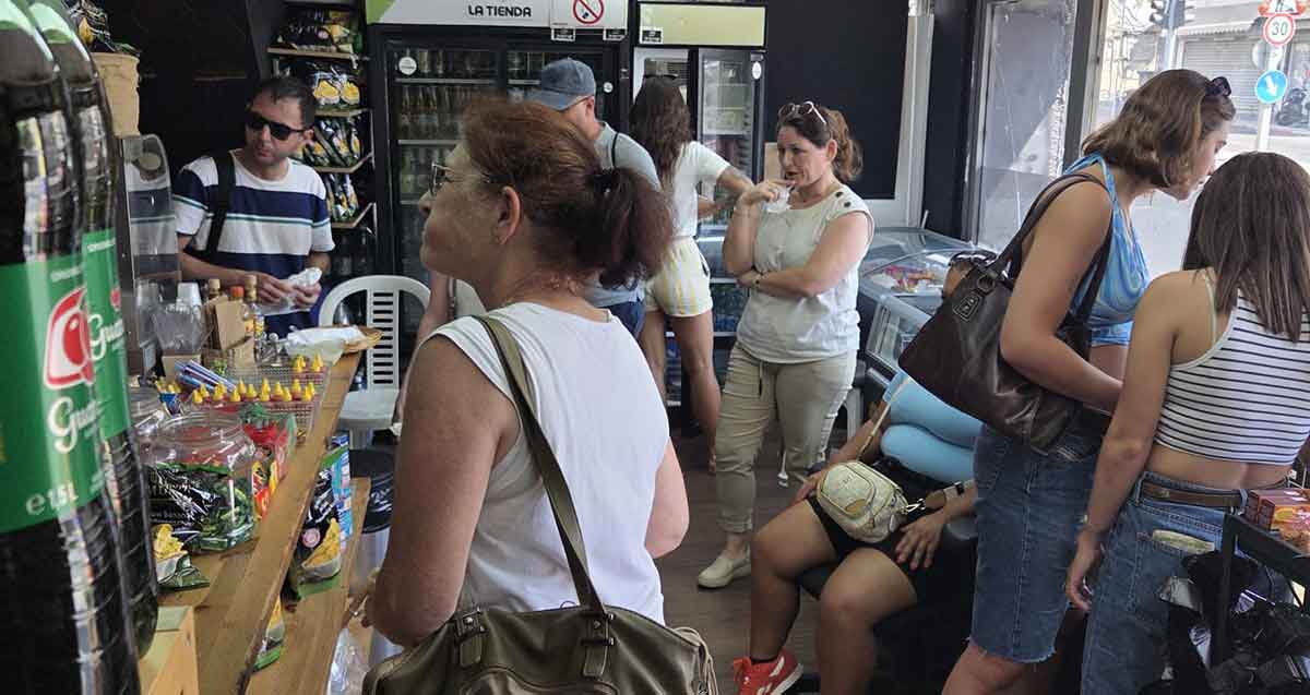 המכולת הלאטינית לה טיינדה בת"א. קונים רבים בתוך החנות.