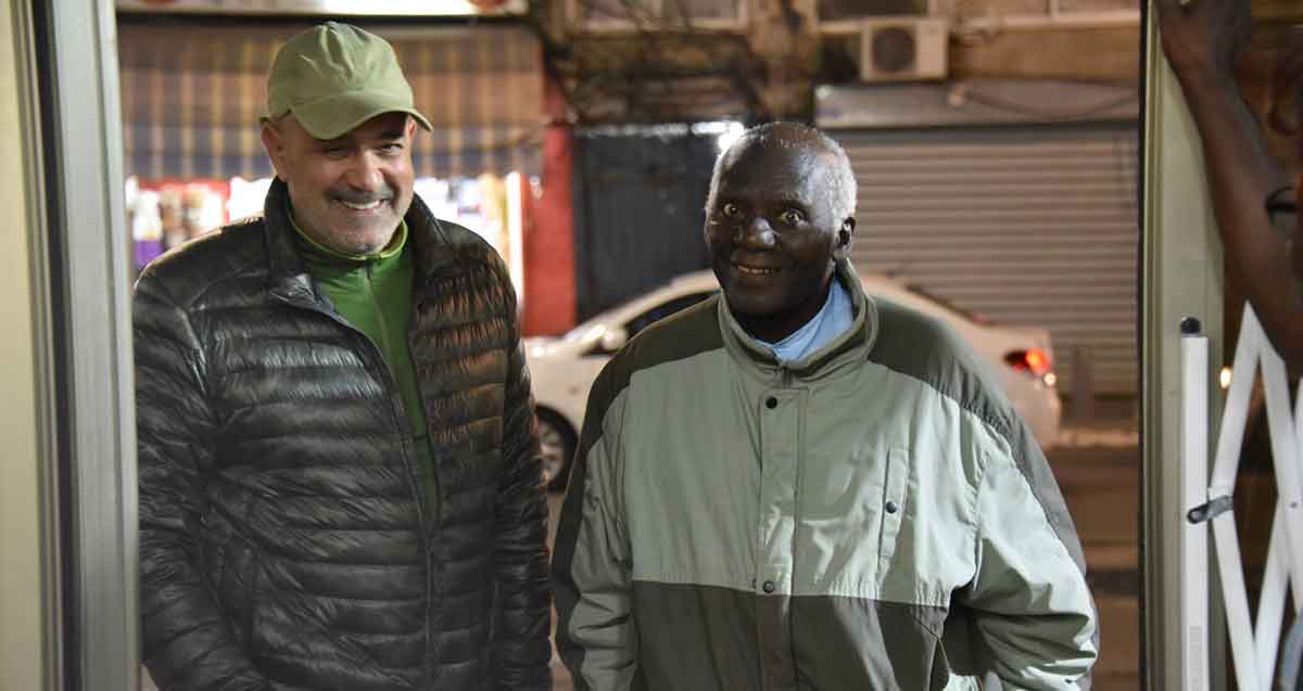 המכולת הלאטינית לה טיינדה בת"א. שני קונים עם מעילים בפתח החנות.