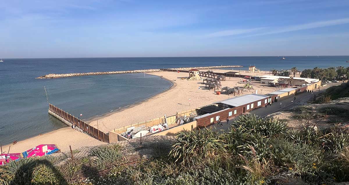 חוף נורדאו הנפרד ושובר הגלים בתל אביב