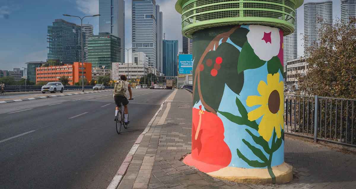 יצירה של האמן דניאל אוקסנבורג ברחוב יצחק שדה 43 ת"א, על מהנה עגול במדרכה.