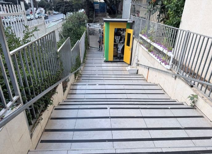 גרם המדרגות באשכול בן יהודה צילום מלמעלה לכיוון הכניסה ועמדת השומר מטה. צילום: יוני בודובסקי