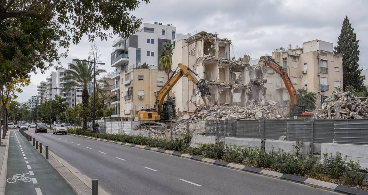 איור AI של אתר פינוי בינוי עם שני מחפרים. ת"א אונליין
